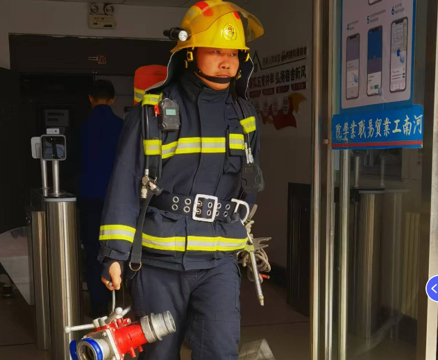 图片包含 人, 室内, 年轻, 站描述已自动生成